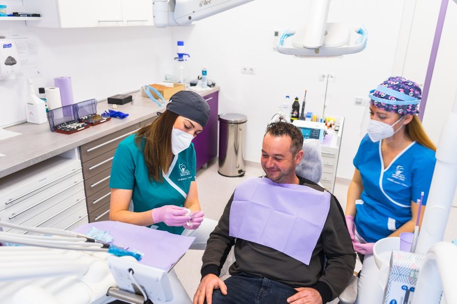 specialisti implanturi dentare Cluj